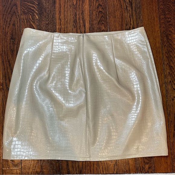 Fashion Nova Cream Pencil Mini Skirt for Night Out - Picture 2 of 4